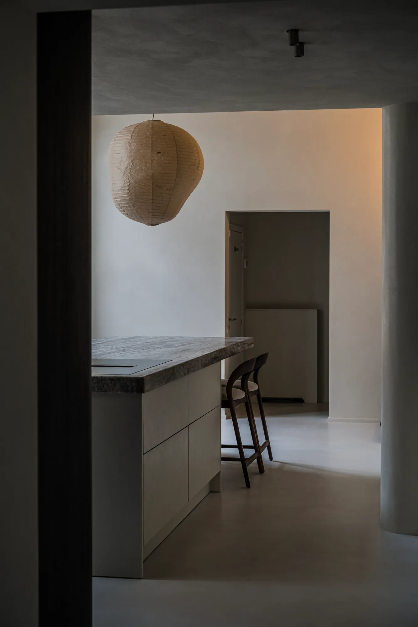 Keukeneiland met hanglamp en barkrukken op een lichte, naadloze vloer