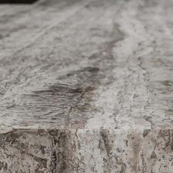 Close-up van het natuurstenen werkblad met grijze en bruine aderen